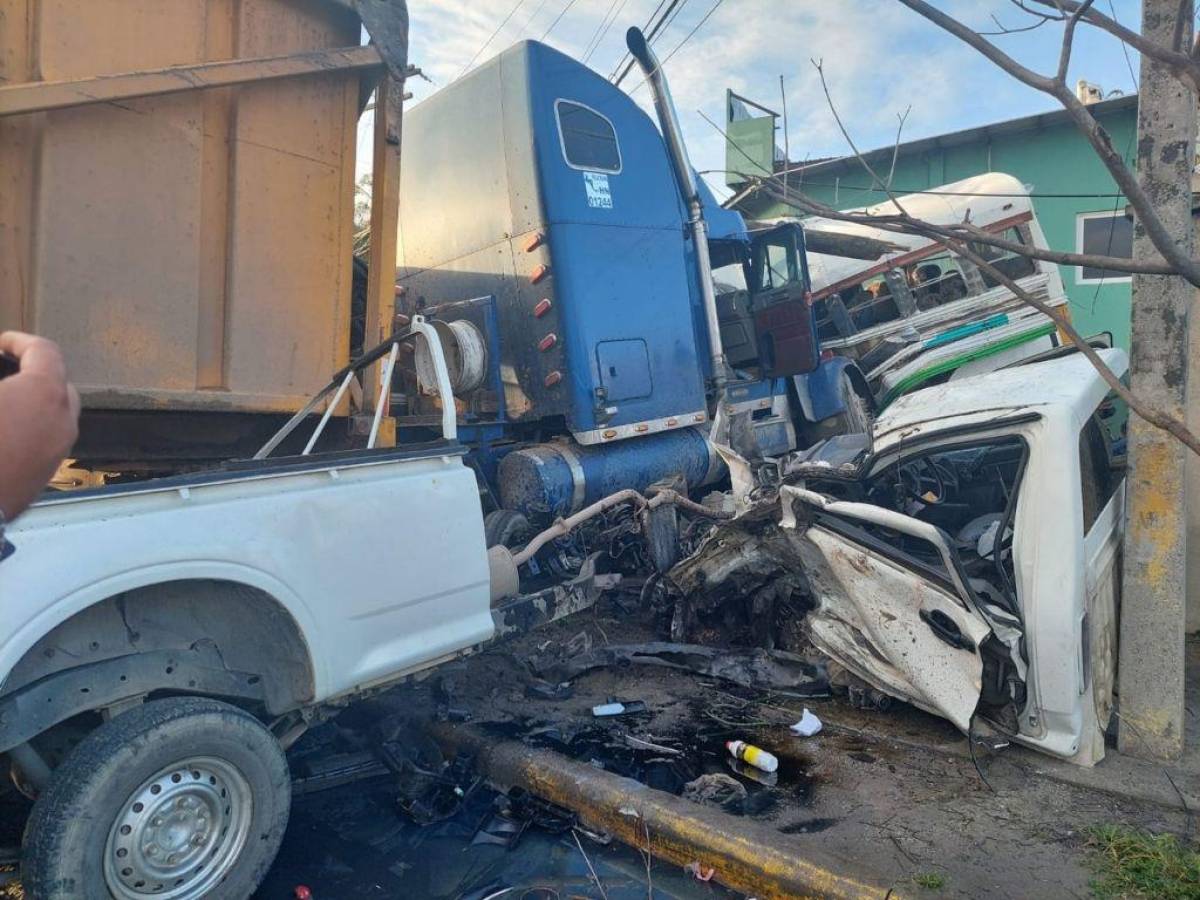 Un vehículo tipo pick-up quedó partido a la mitad tras impactar con la rastra. Dos de sus pasajeros resultaron con heridas leves, mientras que uno de ellos fue trasladado hacia un centro hospitalario.