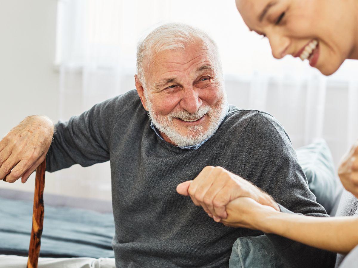 Contraparte: Si sus suegros son ancianos reconozca que necesitan mantener un contacto cercano (sin ser invasivo) con sus hijos para evitar problemas emocionales.