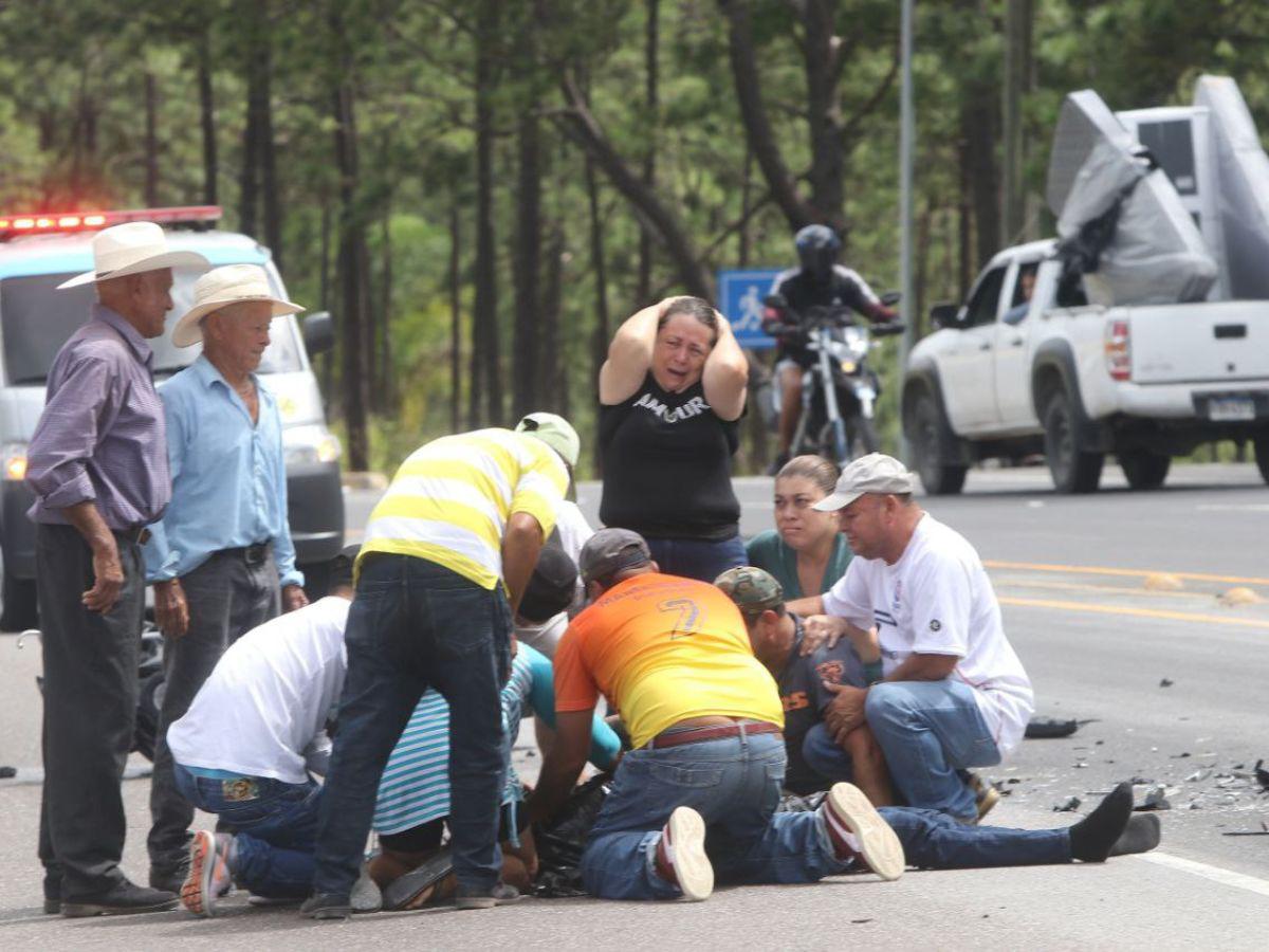 Dolor e impotencia: familiares de jóvenes fallecidos llegan a la zona del accidente en Zambrano