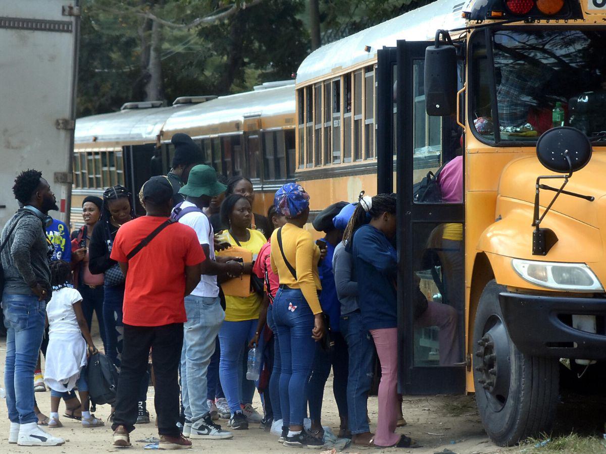 Algunas personas tienen los 40 dólares para pagar un autobús de Danlí hasta la frontera con Guatemala.
