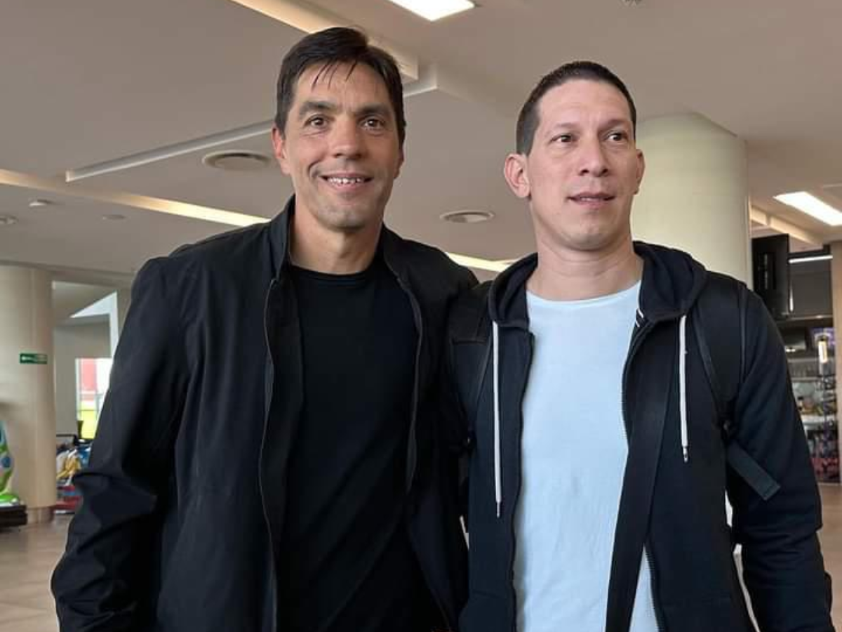 César Vigevani, DT de Motagua, junto a su asistente Ariel Guevara.