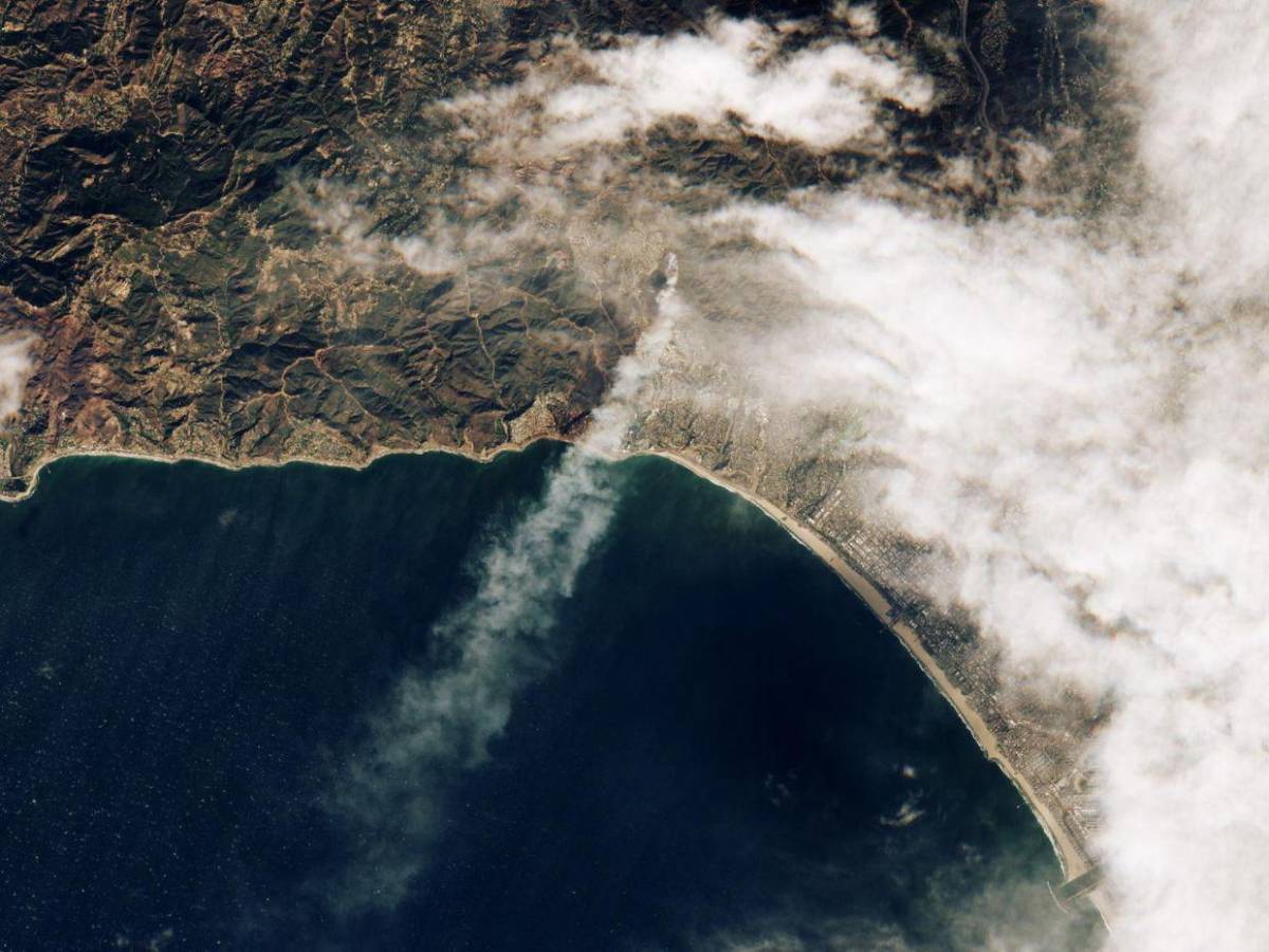 Así luce desde el espacio el incendio en Los Ángeles, que suma 5 muertos