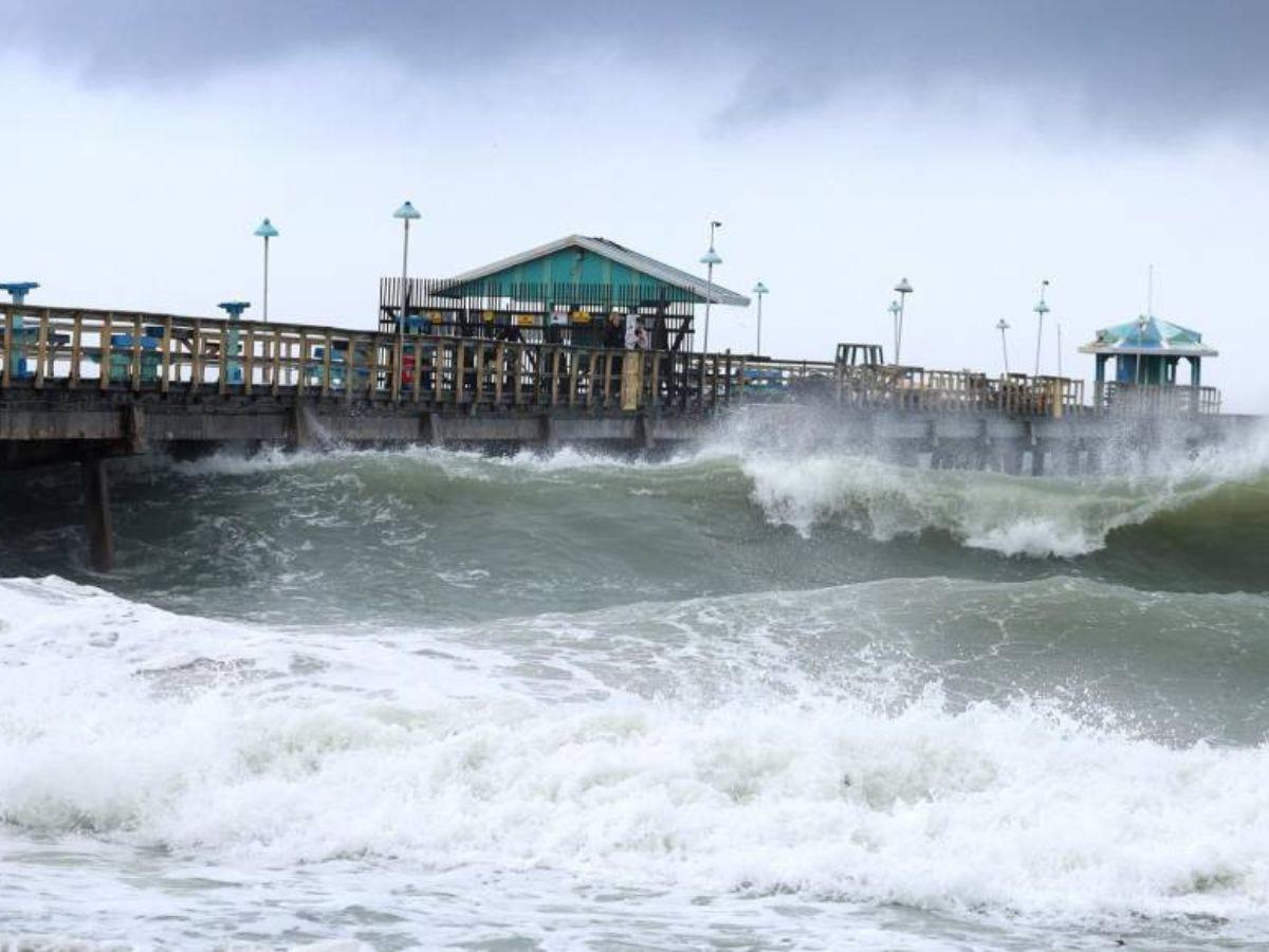 El paso de la tormenta Nicole dejó inundaciones y destrozos en su paso por Bahamas