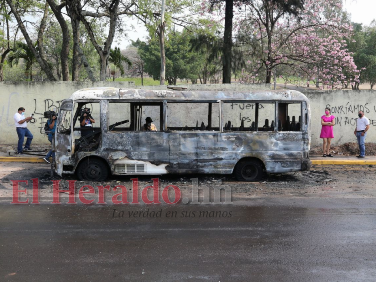 Reducido a chatarra queda rapidito tras tomar fuego en la capital