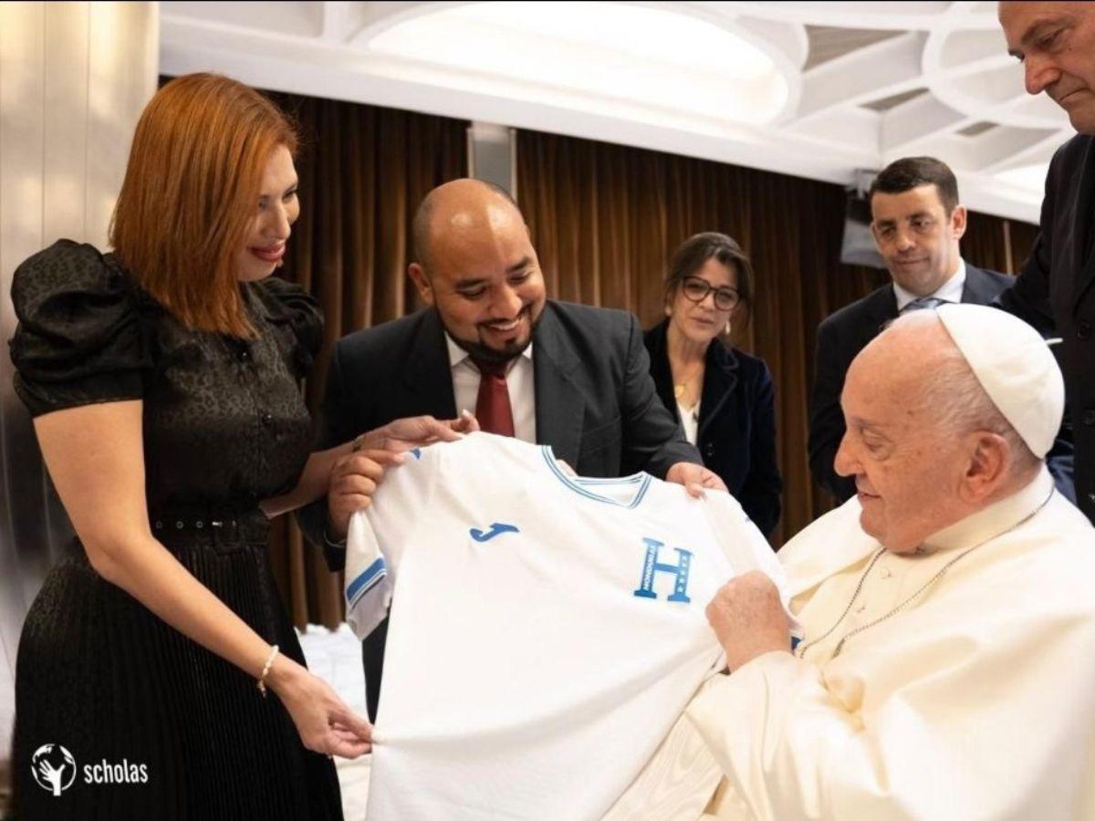 Daniel Sponda entrega camisa de la Selección de Honduras al papa Francisco