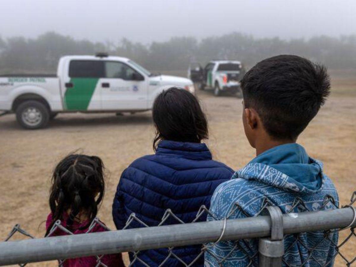 Menor de 3 años muere en autobús que trasladaba migrantes de Texas a Chicago