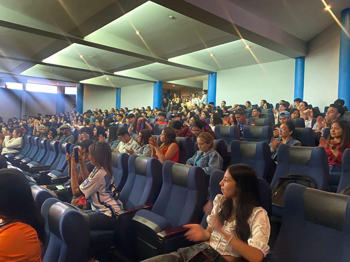 Estudiantes de la carrera de Periodismo durante las diferentes actividades de la Semana del Periodismo 2024, en honor a Ramiro Sierra.