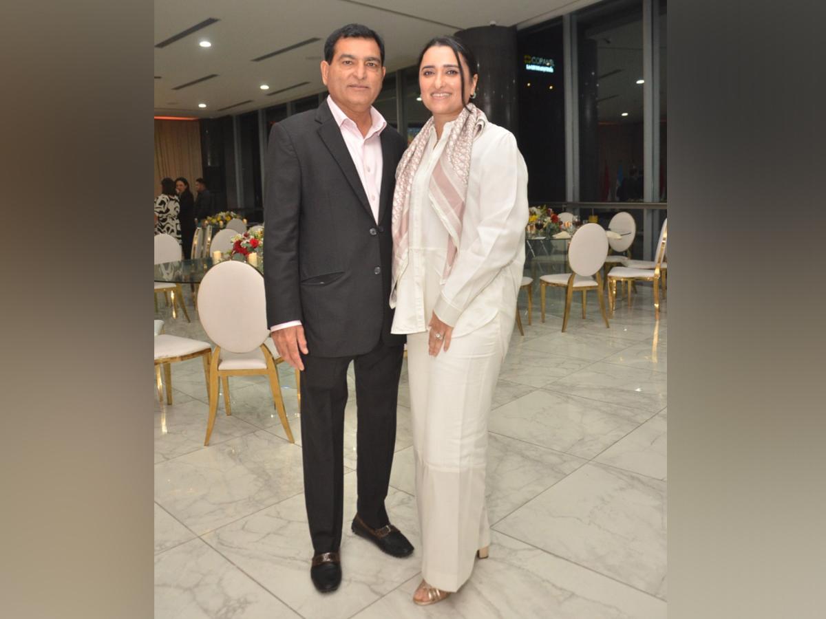 <i>Yusuf Amdani y su esposa Bushra Amdani.</i>