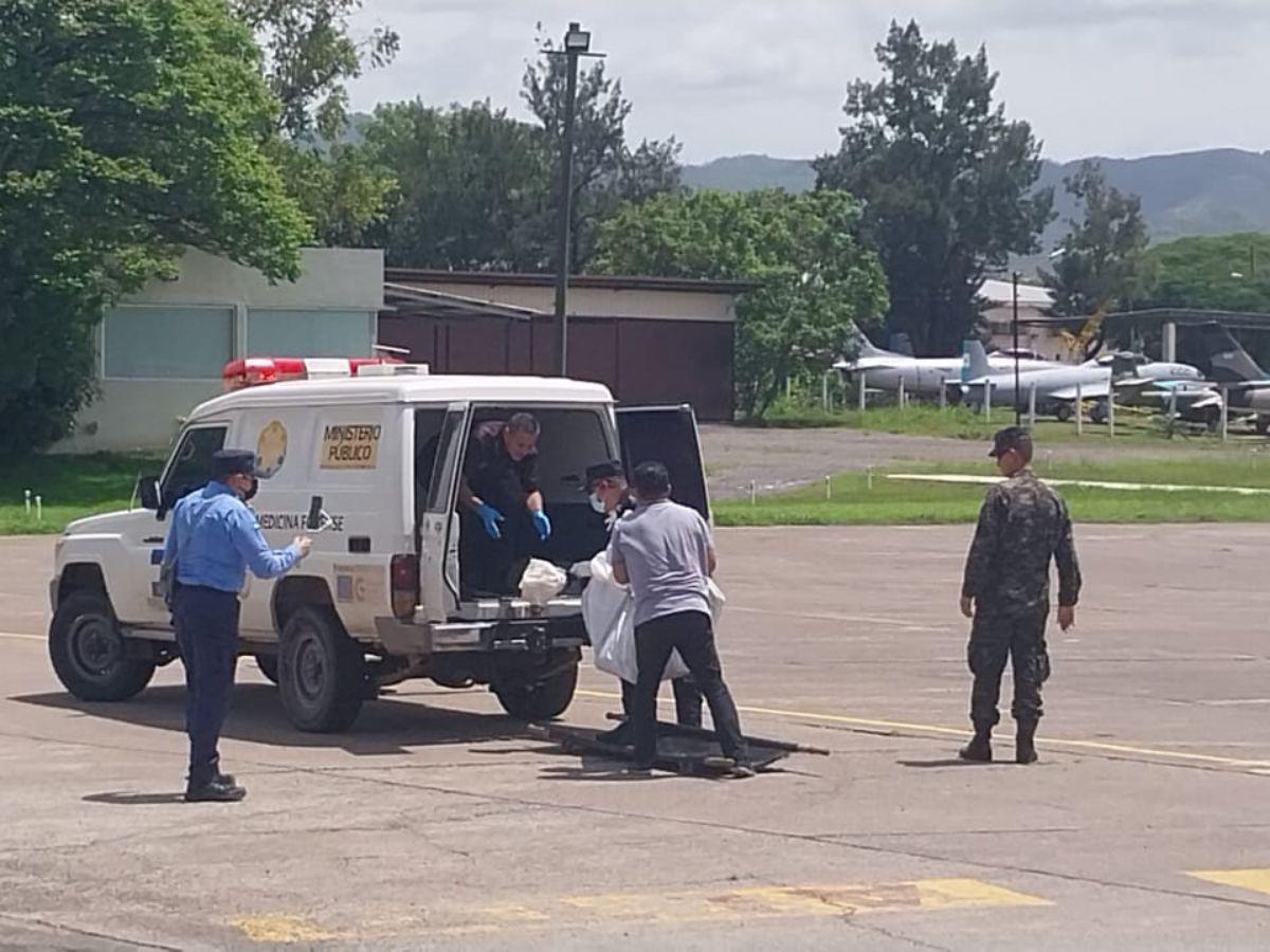 Un vehículo de la morgue esperaba por tierra al cuerpo para que fuera llevado hasta las instalaciones de Medicina Forense.