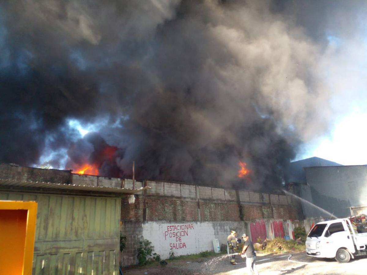 Voraz incendio consume bodegas en barrio Medina de San Pedro Sula