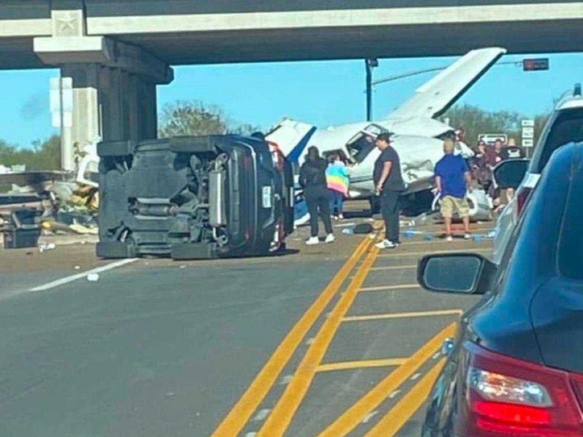 Avioneta aterriza de emergencia y se estrella en autopista de Texas