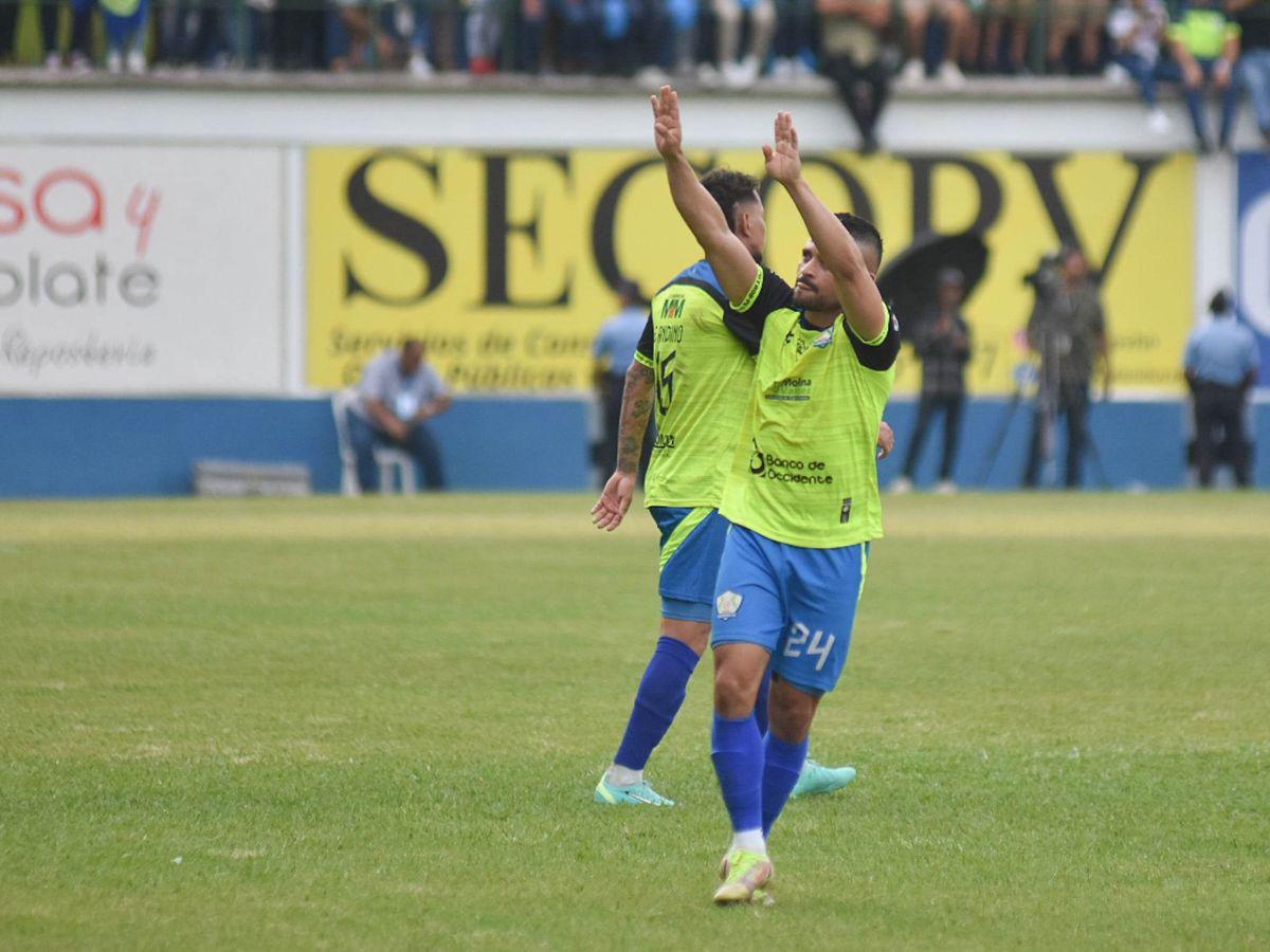 Omar Elvir abrió los cartones con un extraño gol de tiro libre.