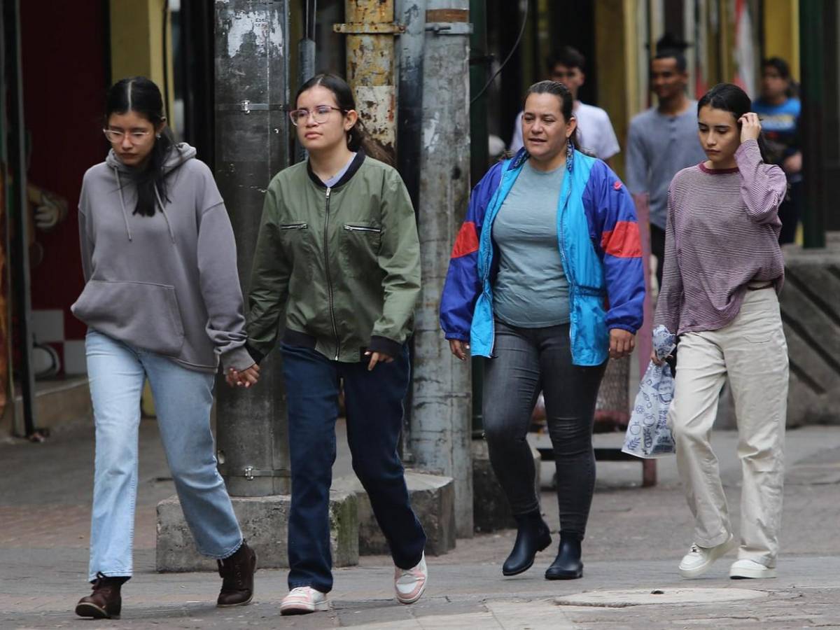 Capitalinos se abrigan ante masa de aire frío con llegada de diciembre