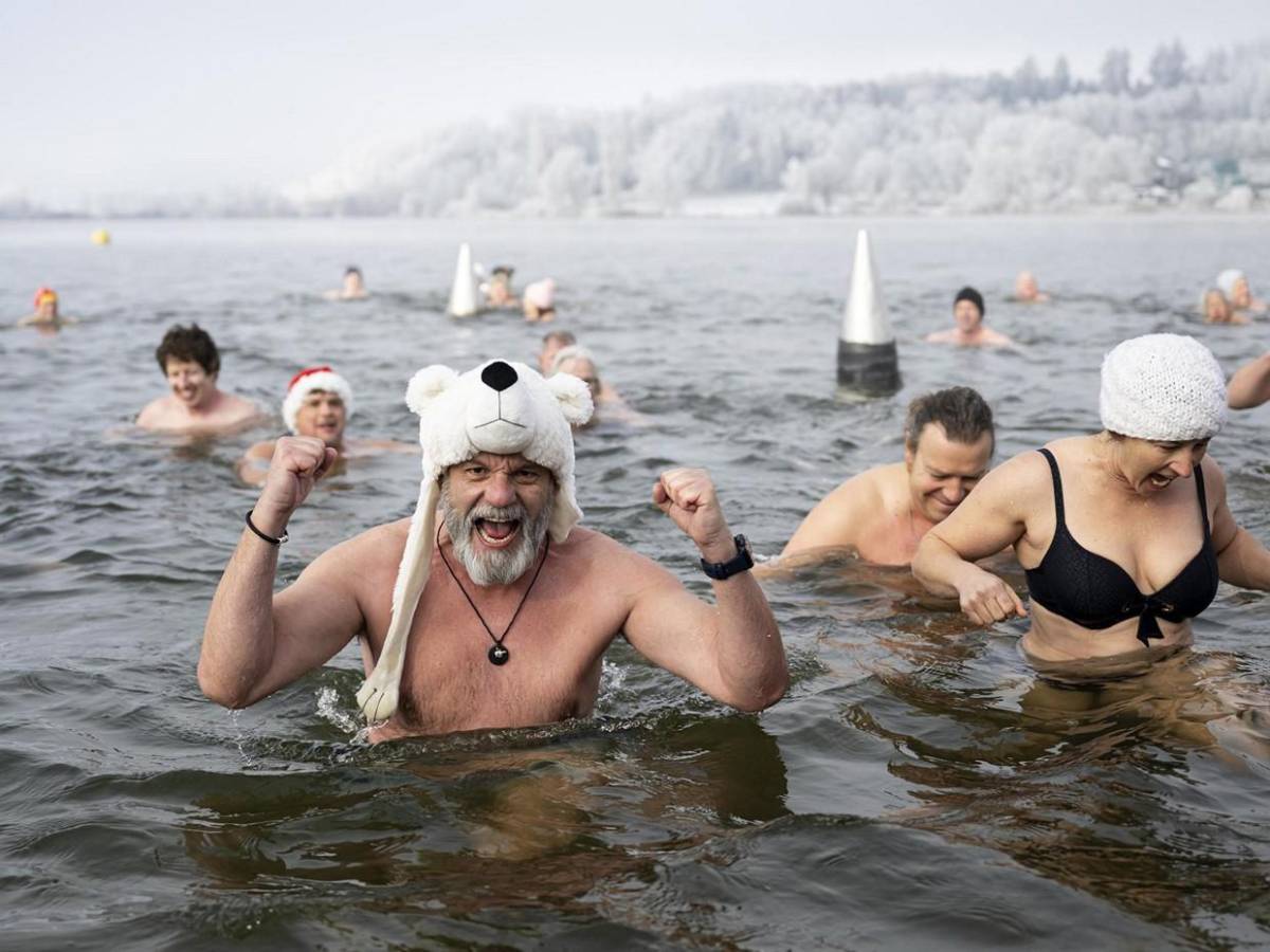 Suiza recibe Año Nuevo 2025 con chapuzón en gélidas aguas del lago Moossee