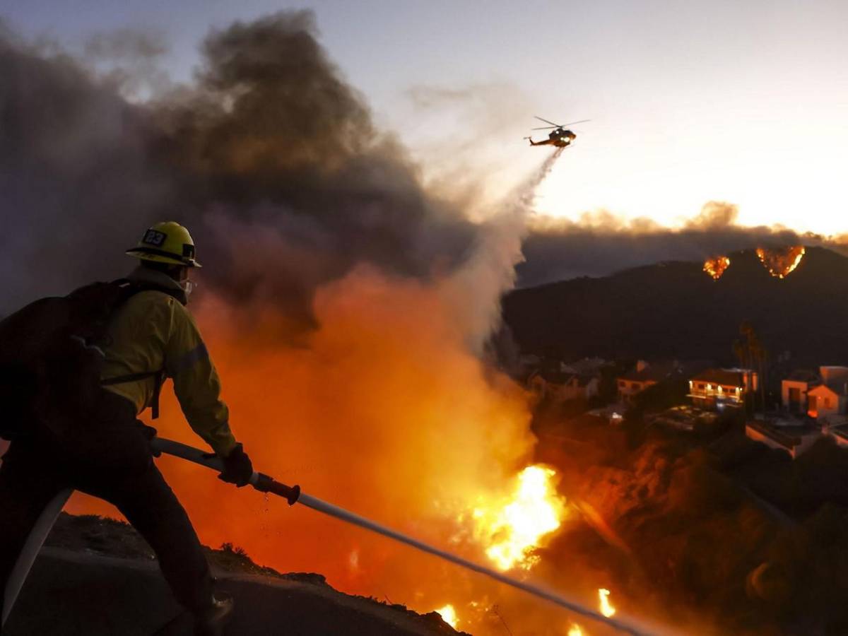 Incendio en Los Ángeles avanza sin control y amenaza a miles a su paso