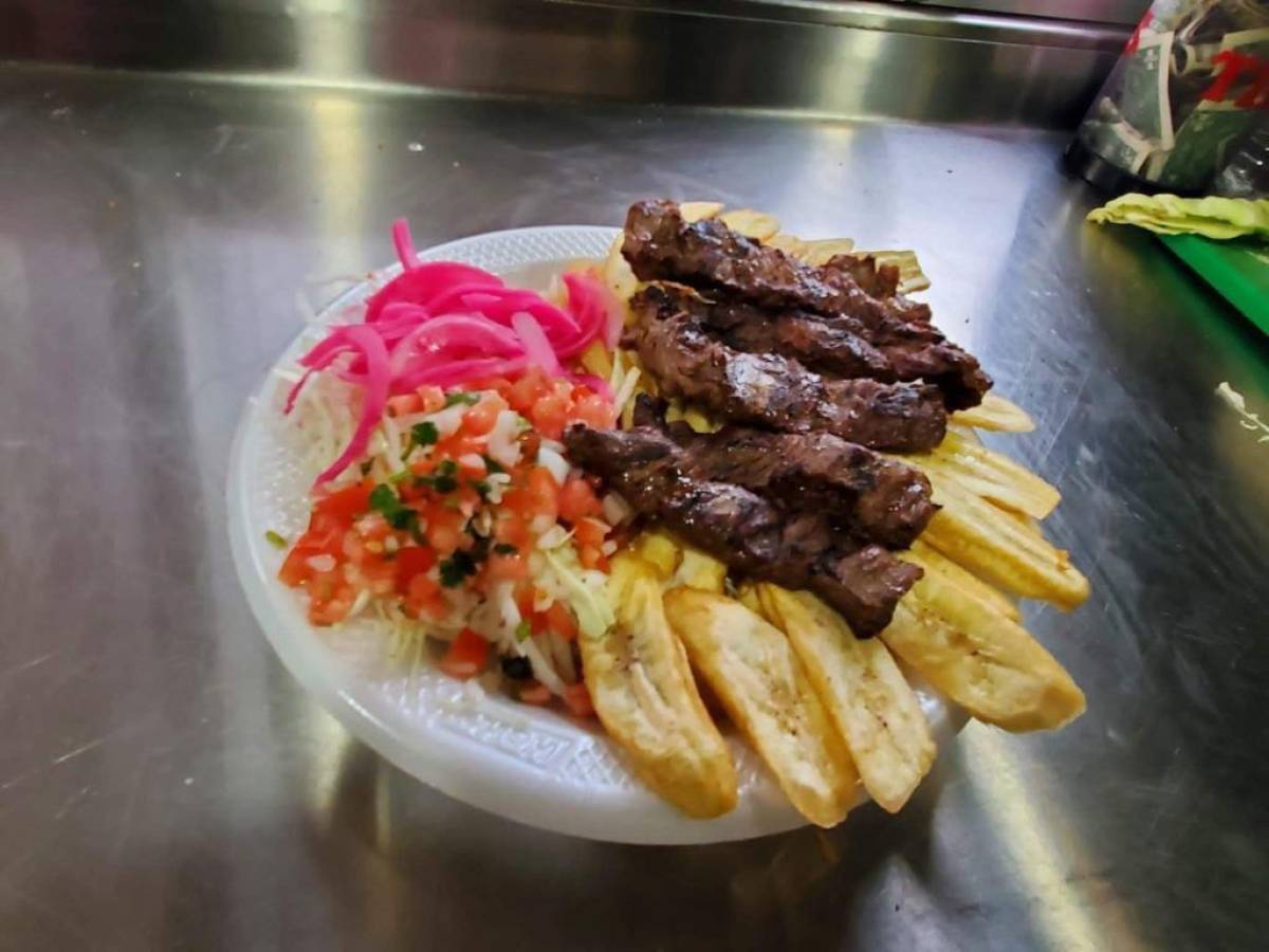 Su platillo más pedido es la cena catracha que incluye carne asada, frijoles, arroz y por supuesto tajadas de plátano.