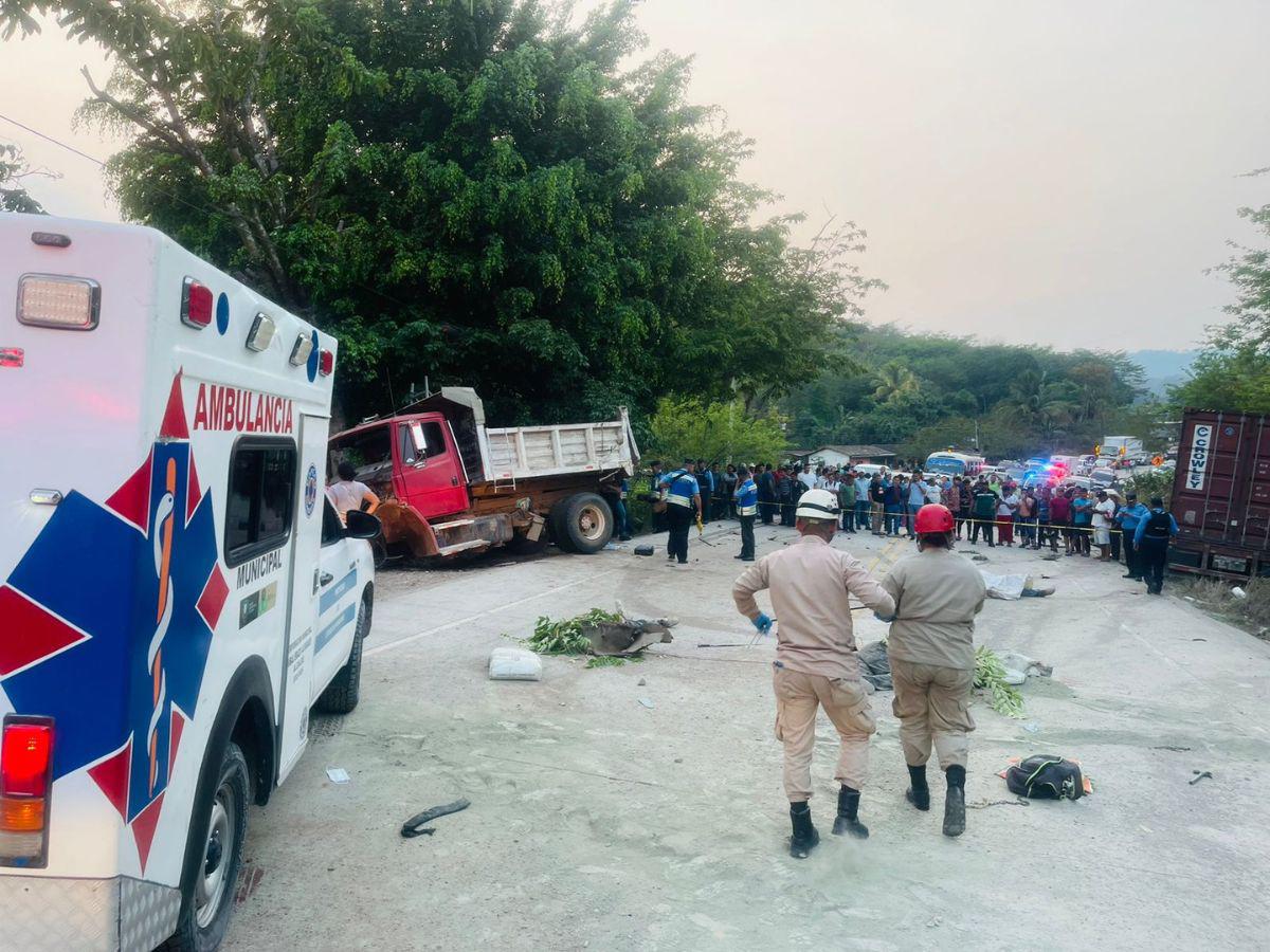 Miembros del Cuerpo de Bomberos en la trágica escena.