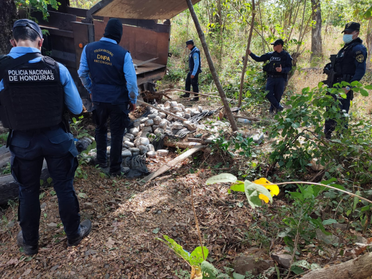 En total, 400 paquetes de presunta marihuana fueron decomisados.