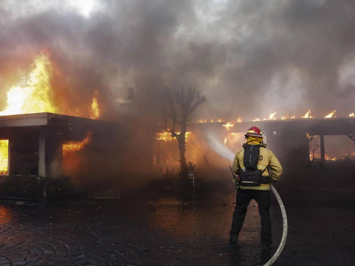 ¿Qué falló al enfrentar incendios en Los Ángeles, presupuesto o exceso de confianza?