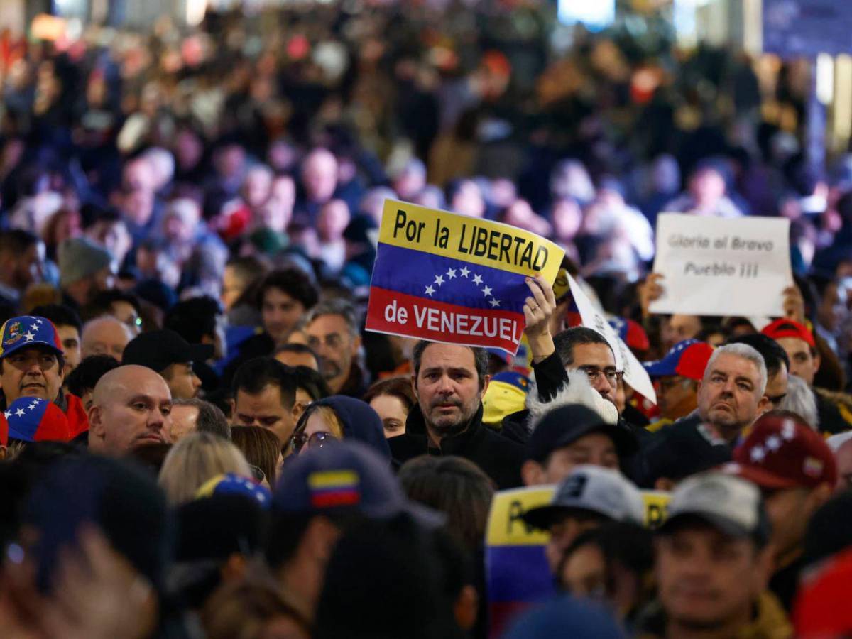 Del mundo a Caracas, protestas presionan régimen de Maduro a un día de toma de posesión