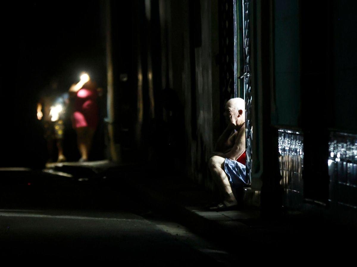 En penumbras pasaron la noche los cubanos por crisis energética