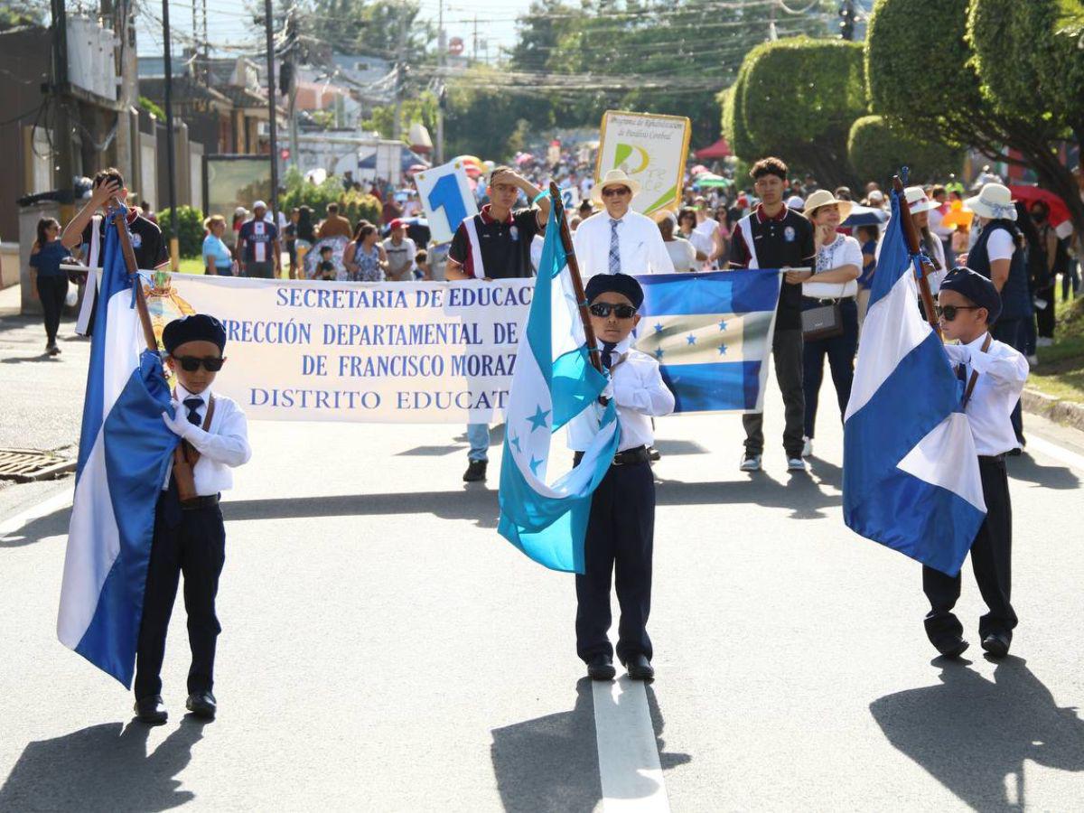 Con palillonas y cadetes, alumnos de prebásica derrochan patriotismo en las calles de la capital