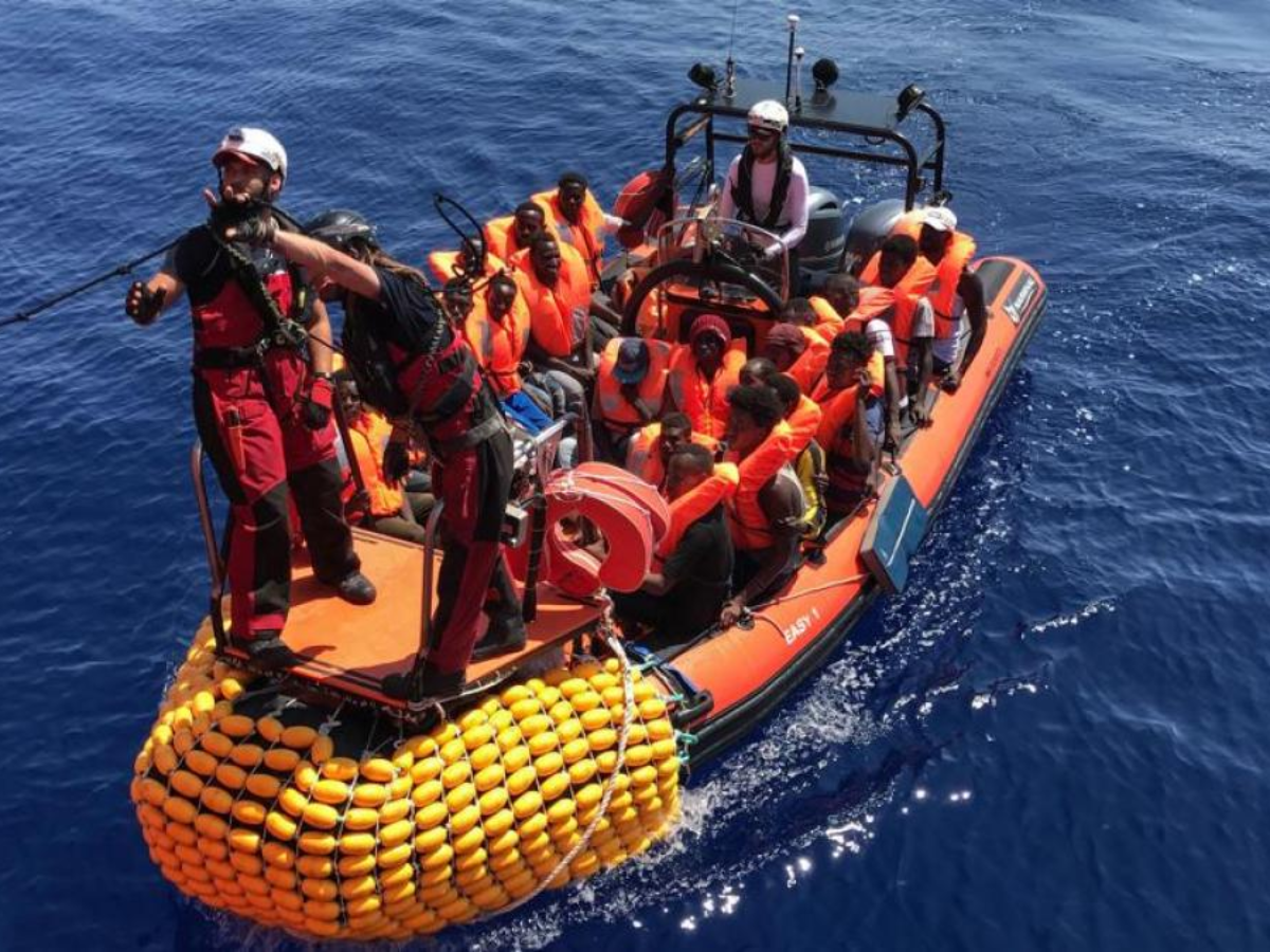 El barco Ocean Viking rescata a 86 migrantes en el Mediterráneo