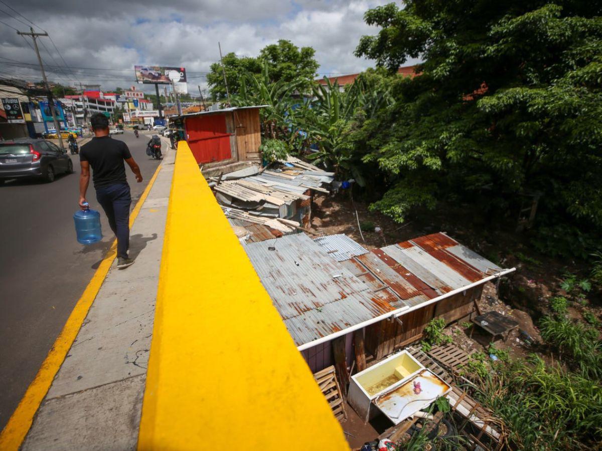 Puentes son refugios, bodegas y hasta botaderos ilegales de basura