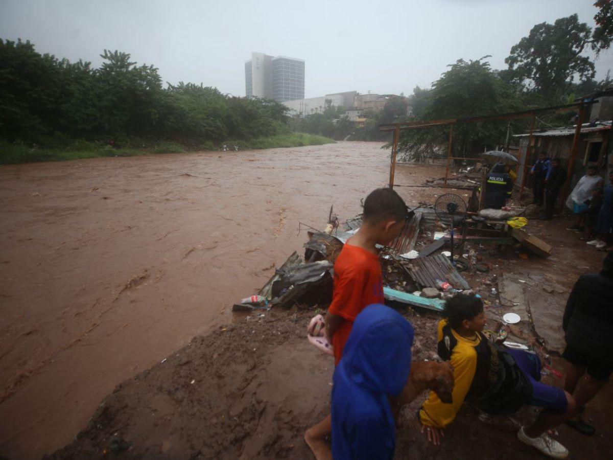 Evacúan familias de la Betania y Las Brisas por crecida del río Choluteca