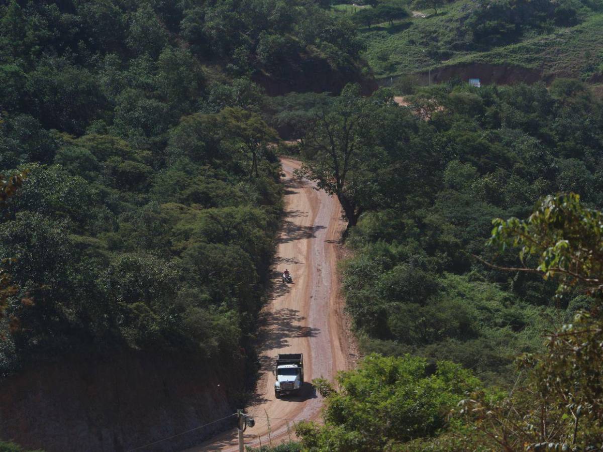 Así avanza la pavimentación de la carretera hacia la aldea de Azacualpa