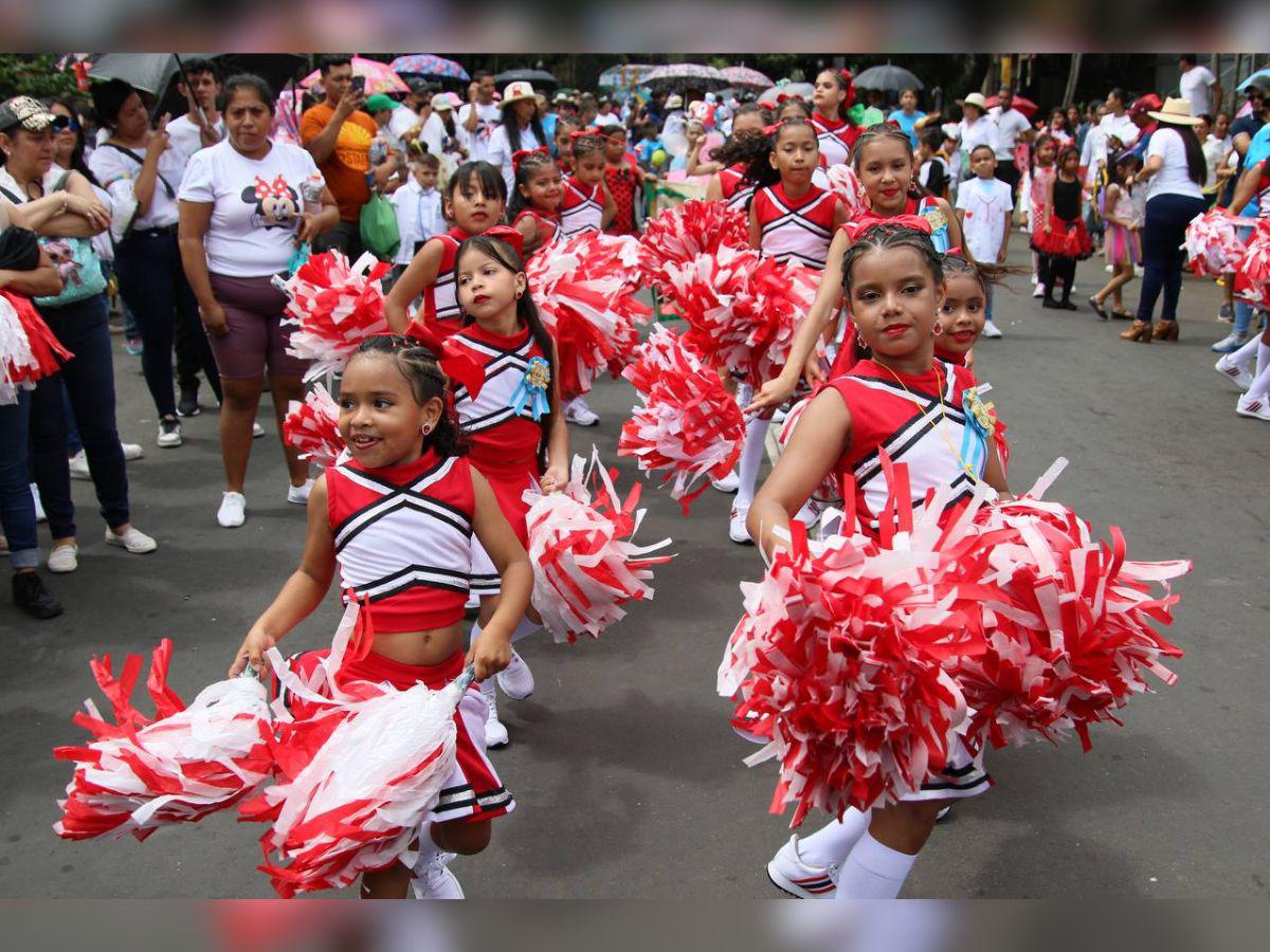 Bellas pomponeras ponen color y ritmo en los desfiles escolares de la capital este 2024