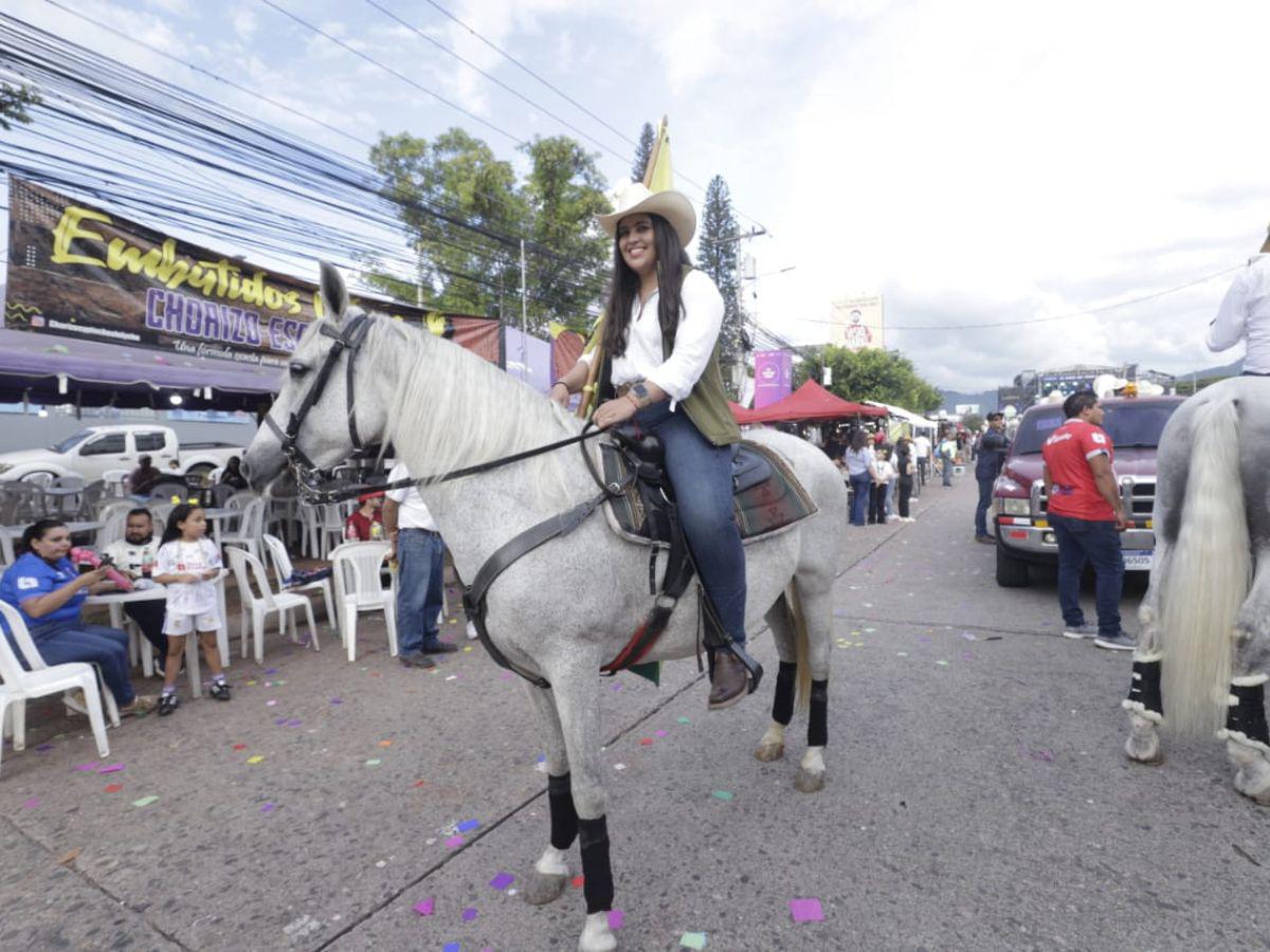 Bellas capitalinas roban suspiros en carnaval por los 446 años de Tegucigalpa