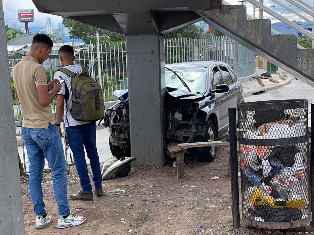 Tras quedarse dormido, conductor impacta contra puente peatonal