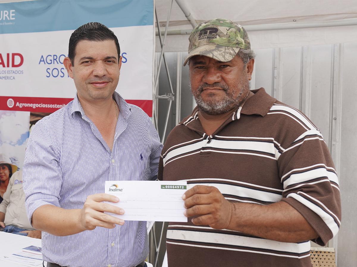 <i>Agricultores celebrando la liquidación de saldos de la primera cosecha.</i>