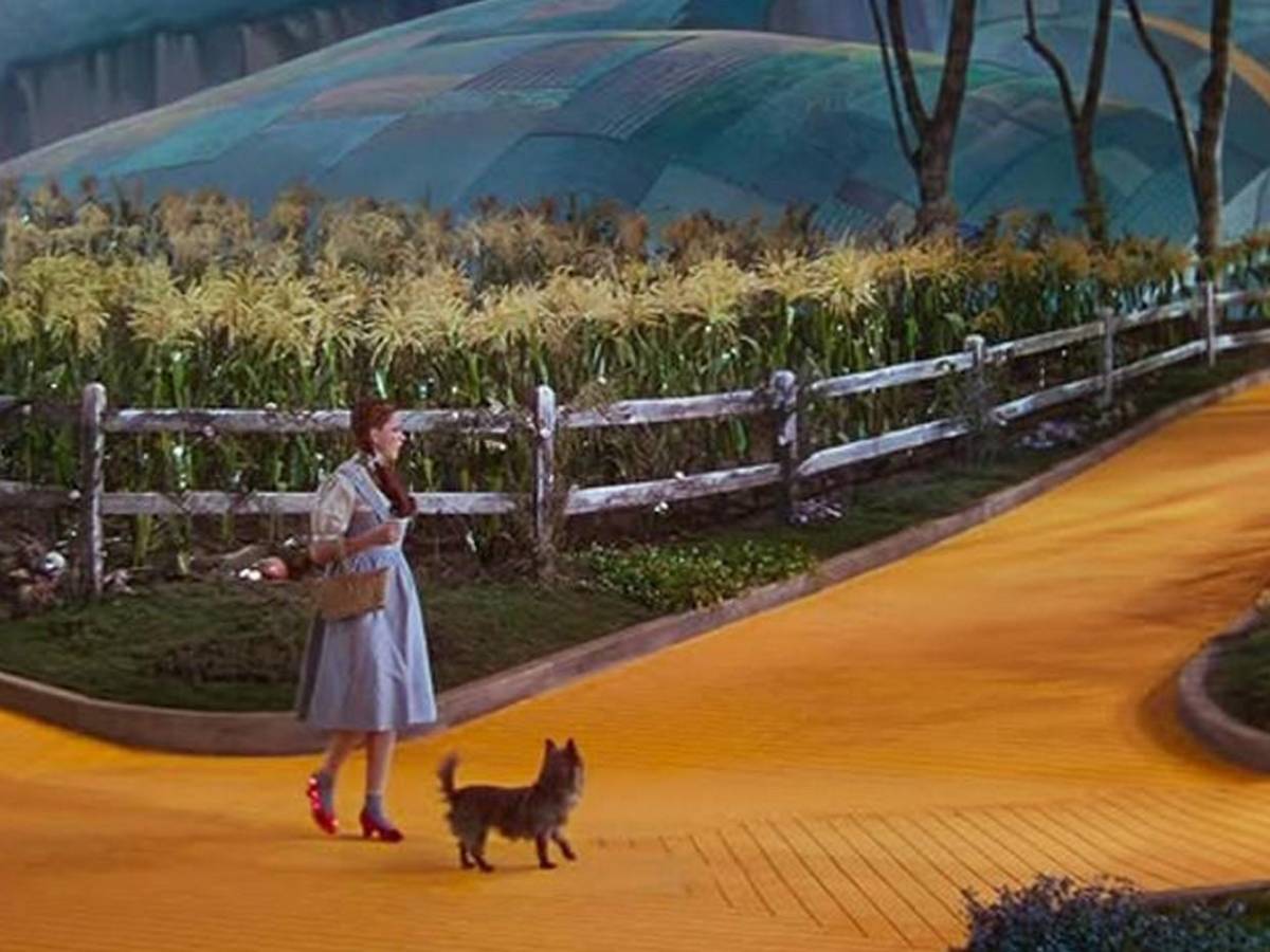 De seda y lentejuelas, subastan los zapatos rubí de Dorothy de El Mago de Oz