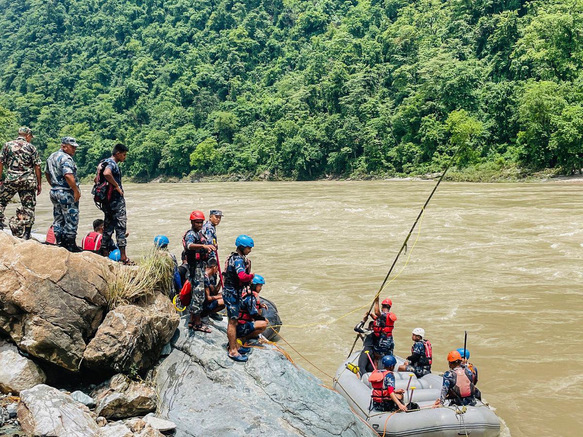 A cinco ascienden los cuerpos de personas recuperados tras caer a un río en Nepal