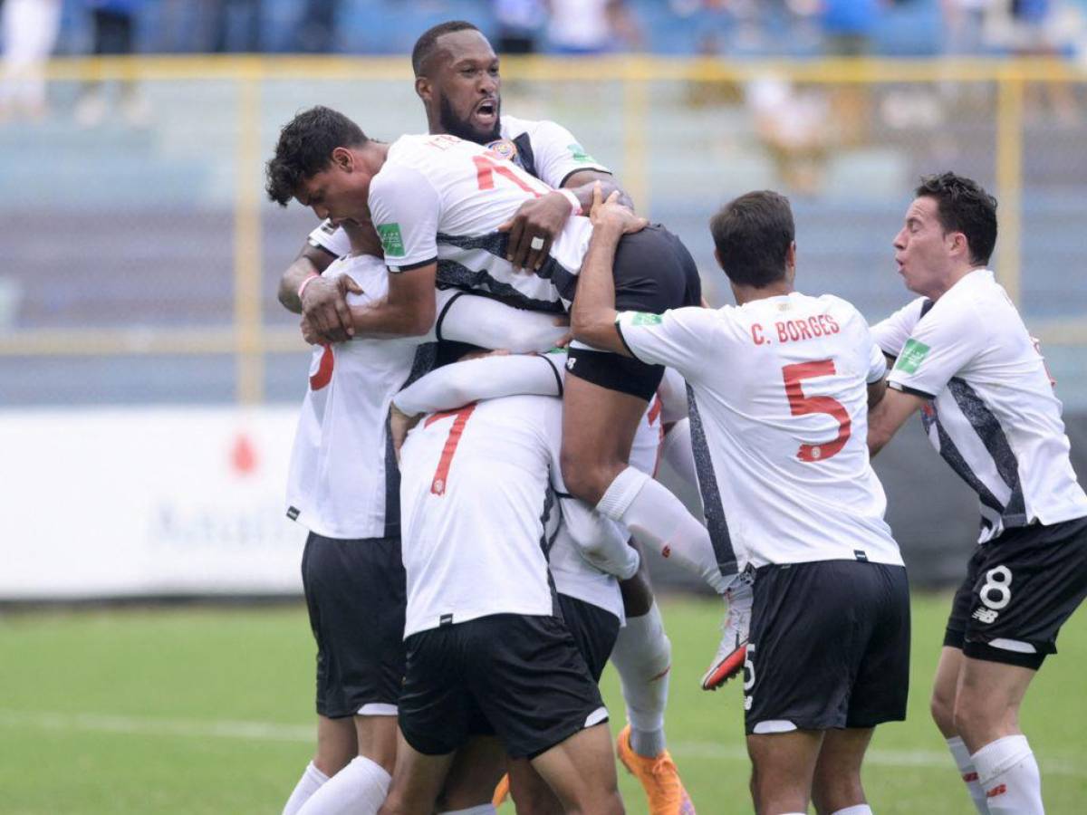 Costa Rica vence 2-1 a El Salvador y sigue soñando con Qatar 2022