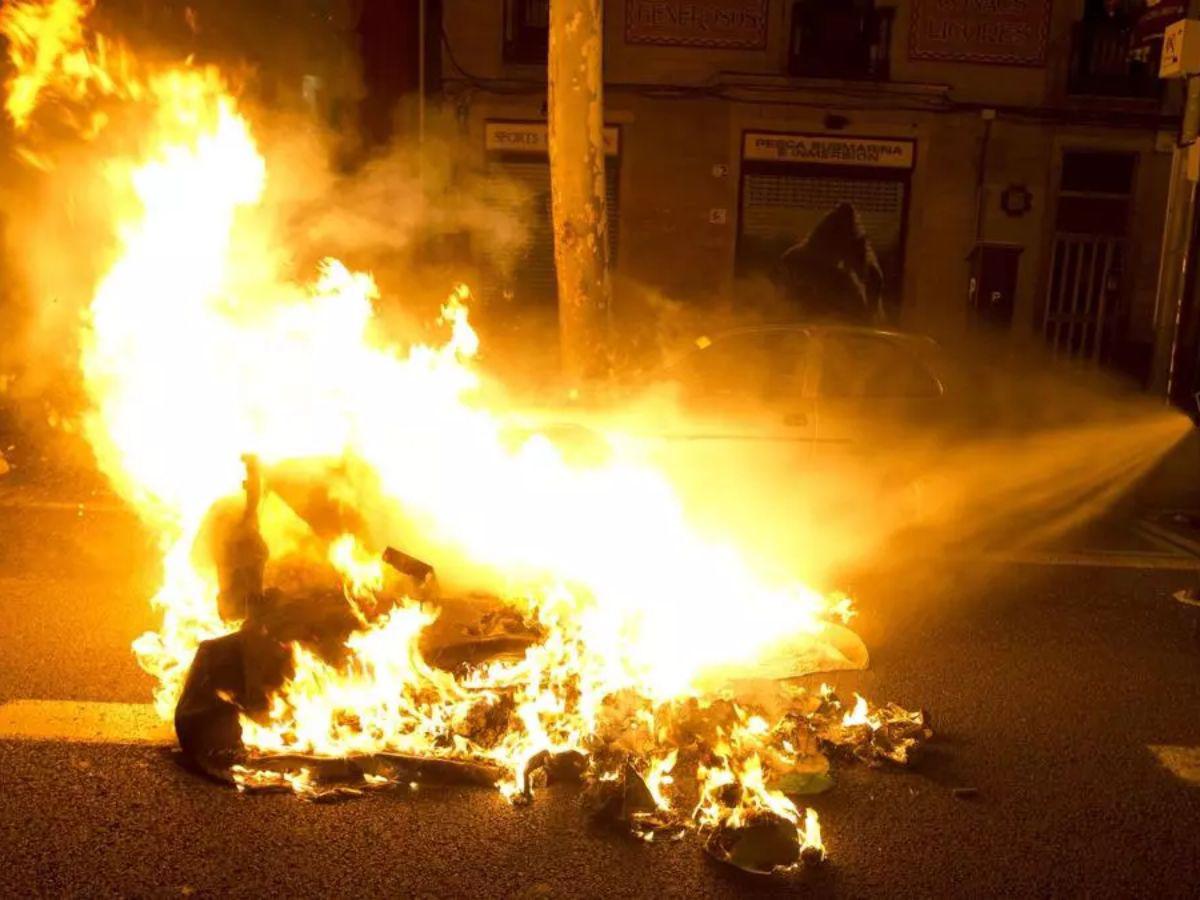 Detienen a hondureño tras incendiar cuatro carros y una moto en Barcelona