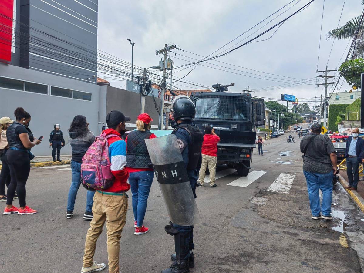 Colectivos de Libre arrecian protestas por despidos injustificados en Banhprovi; exigen renuncia de Edwin Araque