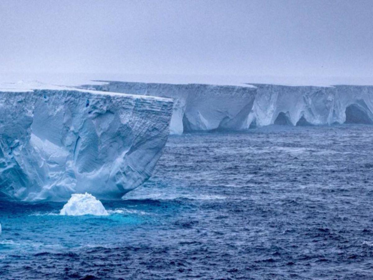 ¿Qué es el A23a, el iceberg más grande del mundo que se desprendió de la Antártida?