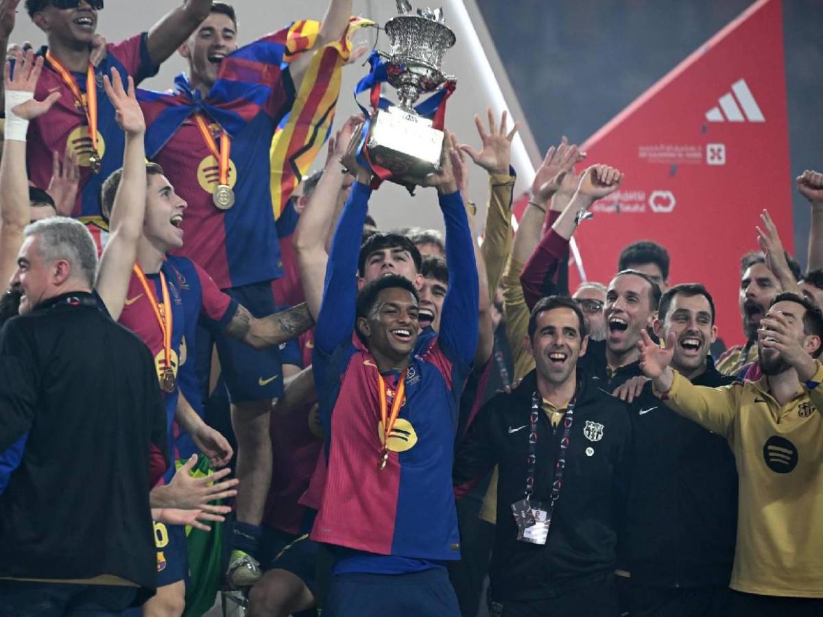 En fotos: Celebración del Barcelona tras coronarse campeón de la Supercopa ante Real Madrid