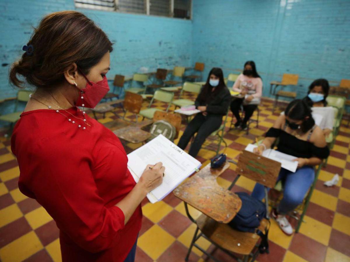 Los docentes de la jornada nocturna son los héroes que motivan y apoyan con sus propios recursos económicos a los alumnos para que no abandonen las aulas de clases. Algunos les proporcionan hasta recargas para el internet.