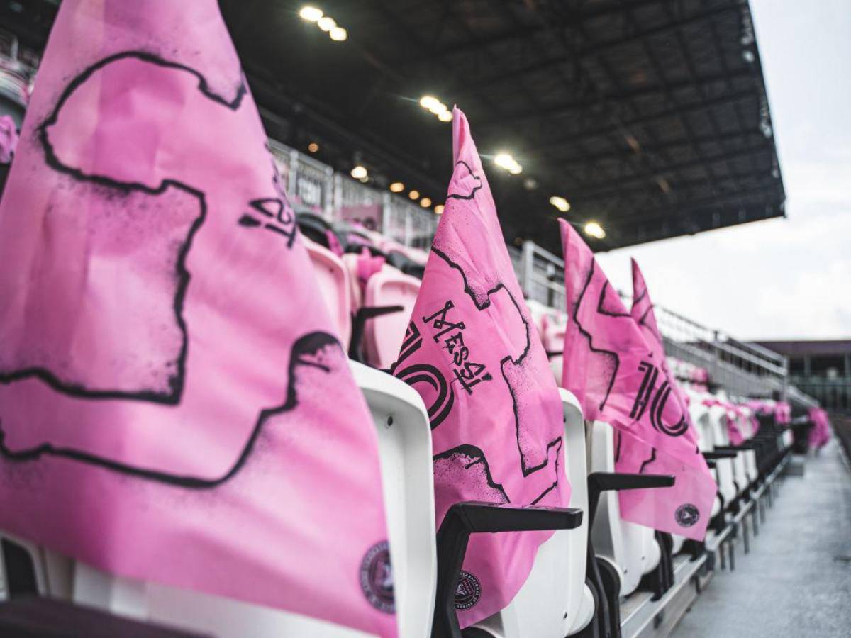 Así fueron las banderas alusivas a Lionel Messi que se colocaron en las tribunas del DRV PNK Stadium.