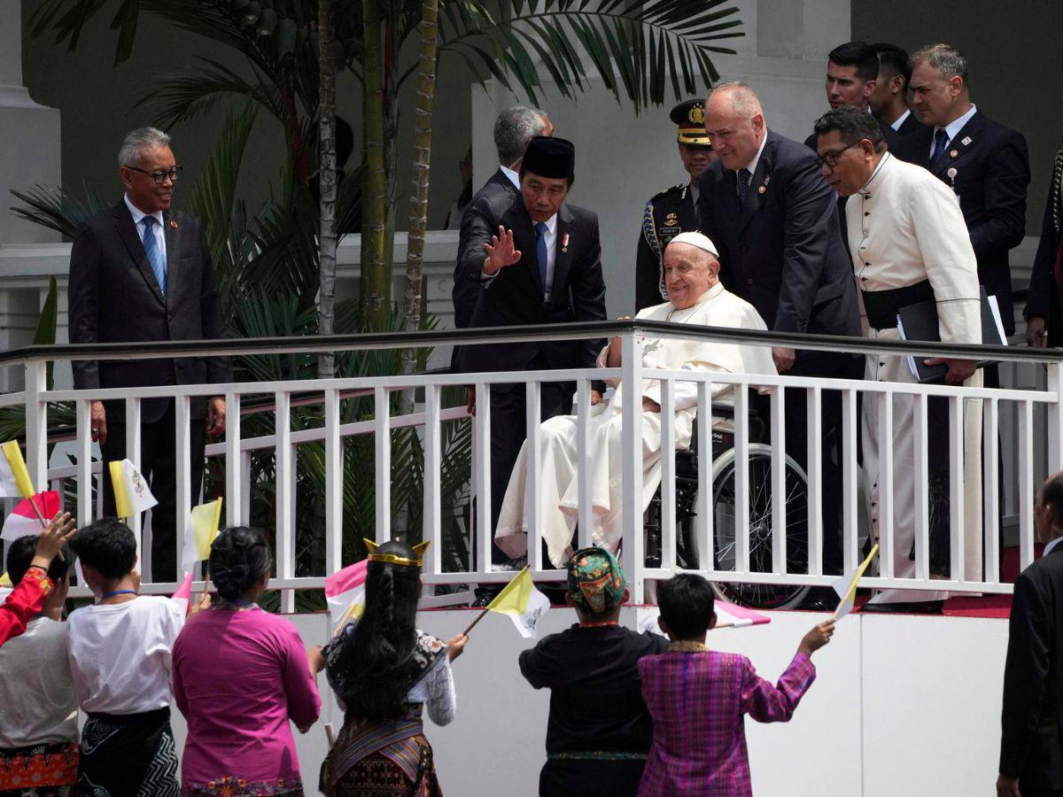 Con mensaje de paz mundial, el papa Francisco se despide de Indonesia