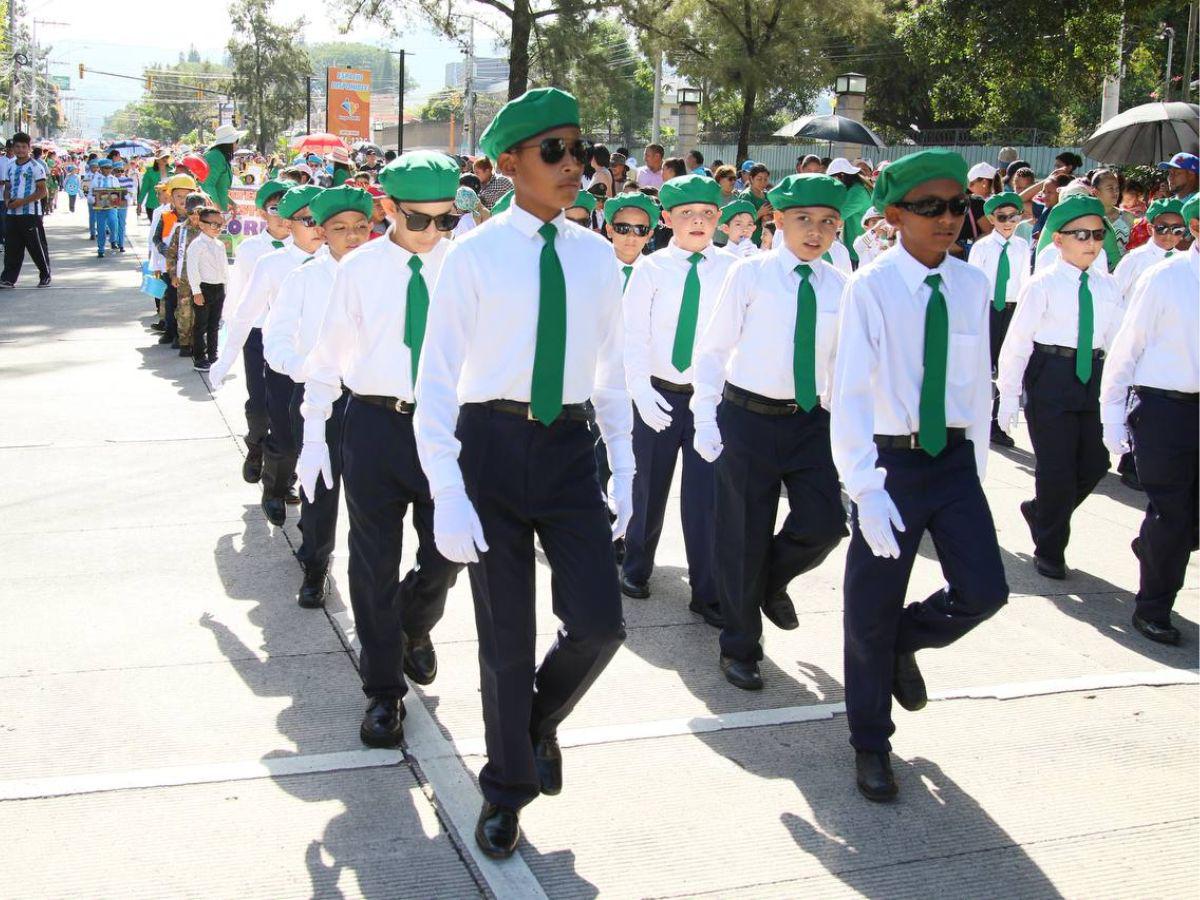 Alumnos de las escuelas muestran su fervor y sus sueños en los 203 aniversario de independencia