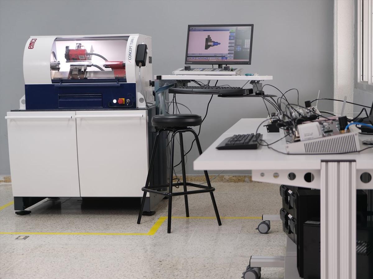 <i>La UTH invierte en la renovación y actualización de sus laboratorios y equipos, incluyendo CNC (Control Numérico por Computadora), un sistema que permite controlar en todo momento la posición de un elemento físico.</i>