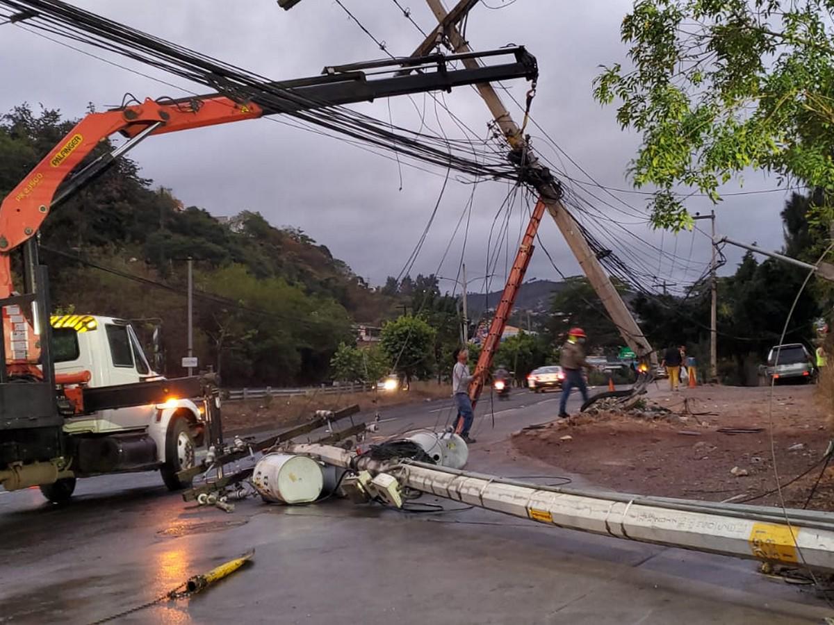 Una cuadrilla de la Enee trabaja en la zona para restablecer el servicio eléctrico tras la destrucción de un poste.