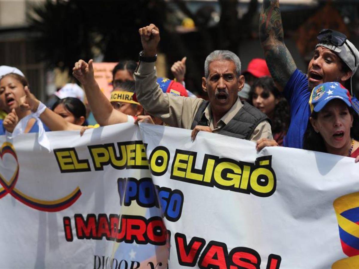 Lágrimas de impotencia y cadenas: venezolanos por el mundo protestan contra investidura de Maduro