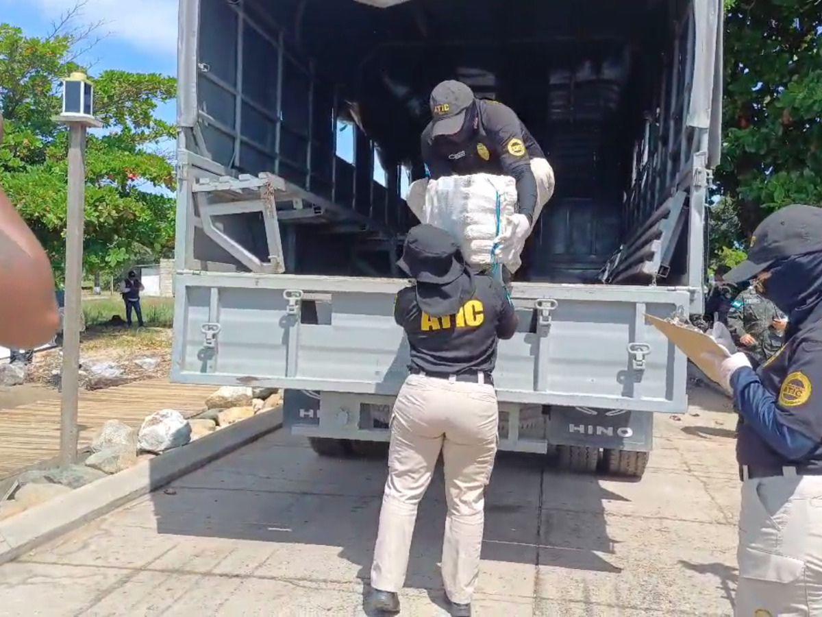 Trasladan más de 3 mil kilos de droga decomisada a colombianos en La Mosquitia