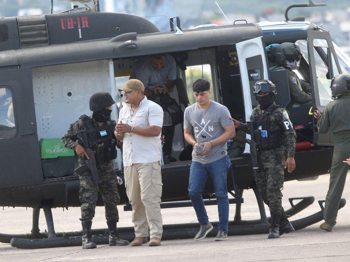 Esposados y en helicóptero, llegan a Tegucigalpa policías y militares acusados de facilitar información a narcos